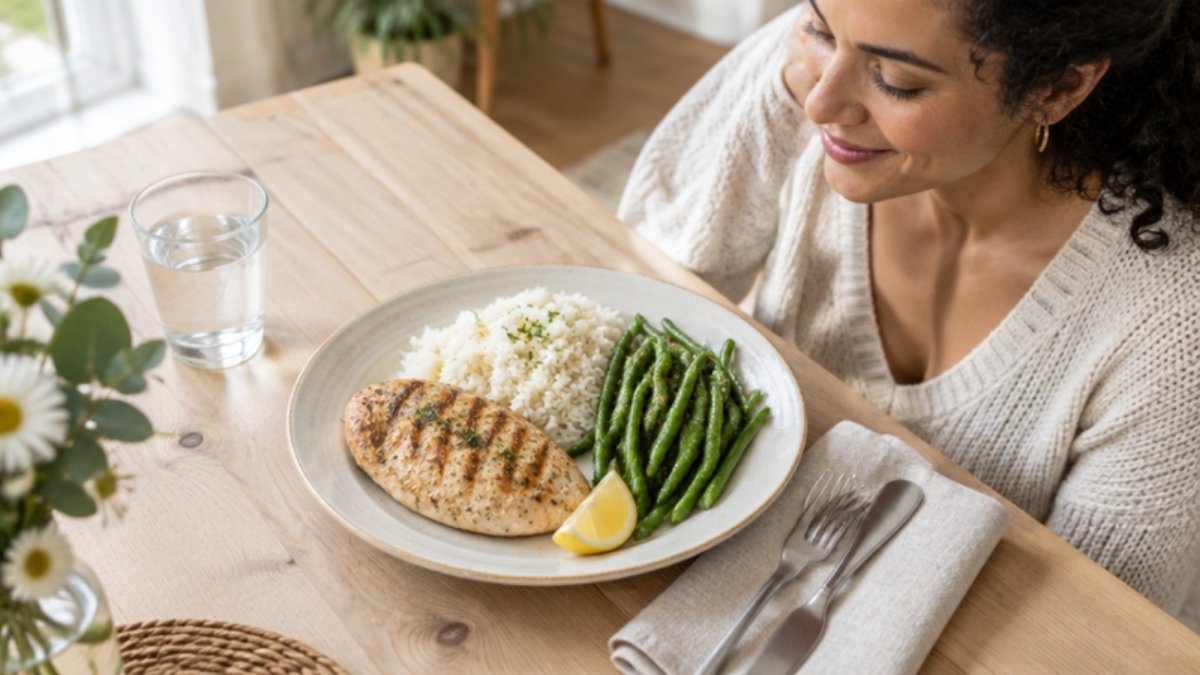Dinner plate with grilled chicken, white rice and green beans